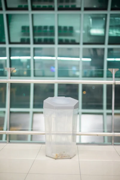 Прозрачный мусор в аэропорту — стоковое фото