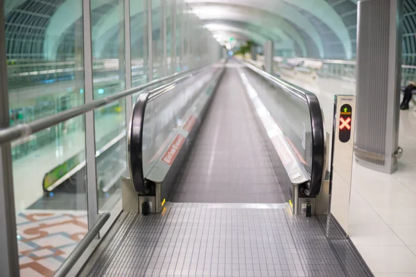 Laufstege am Flughafen für Passagiere — Stockfoto