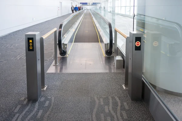 Walkways в аеропорту для пасажирів — стокове фото