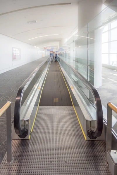 Passerelles à l'aéroport pour les passagers — Photo