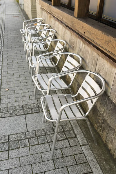 多くの他の人を待つための椅子ショッピング — ストック写真