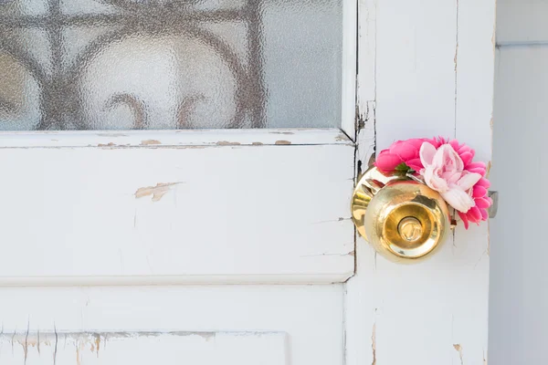 Flowers wrapped around the door knob vintage style — Stock Photo, Image