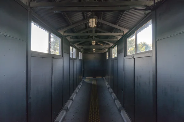 Svart korridoren ser ut som tunnel — Stockfoto