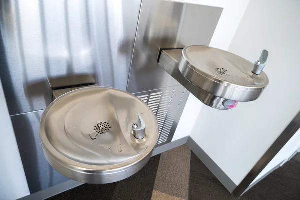 Yolcu için içme suyu noktası