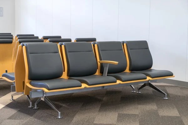 Väntar på stolar för passagerare innan ombordstigning — Stockfoto