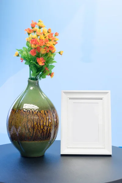 Bouquet of plastic flowers Placed on the desk — Stock Photo, Image