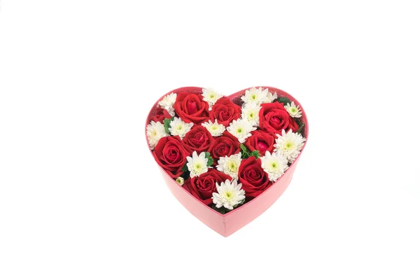Rosas e cravos mantidos na caixa de forma do coração — Fotografia de Stock