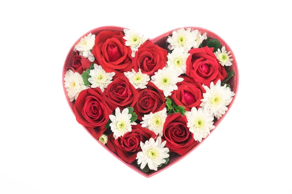 Rosas e cravos mantidos na caixa de forma do coração — Fotografia de Stock