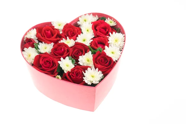 Rosas y claveles sostenidos en la caja de forma de corazón — Foto de Stock