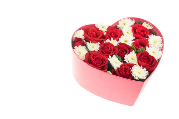 Розы и гвоздики, хранящиеся в коробке в форме сердца — стоковое фото