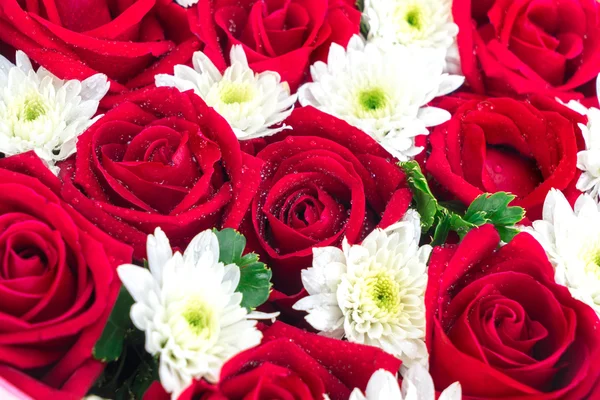 Rosas e cravos. presente para valentine — Fotografia de Stock