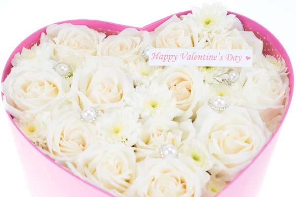 Weiße Rosen und Perle und Diamant in der herzförmigen Box — Stockfoto