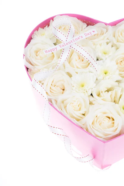 Rosas blancas y perlas y diamantes en la caja de la forma del corazón — Foto de Stock