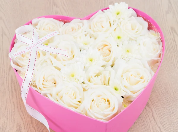 흰색 장미와 진주와 다이아몬드 하트 모양 상자에서 개최 — 스톡 사진