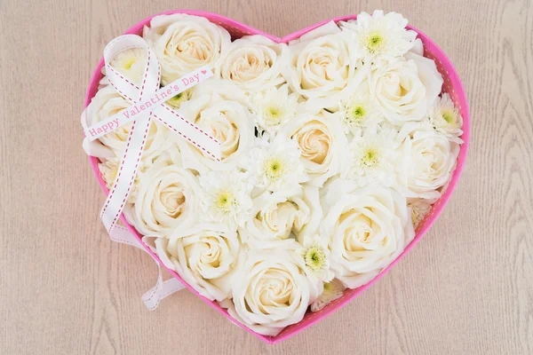 Rosas brancas e pérolas e diamantes mantidos na caixa de forma do coração — Fotografia de Stock