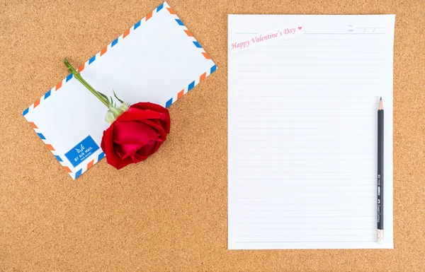 Cartón, corcho con papel de nota con lápiz y rosa al lado —  Fotos de Stock