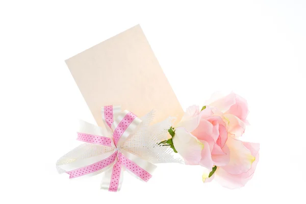 Één roze roos met een aantal mooie riboon en kaart naast, spa — Stockfoto