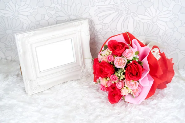 Bouquet di fiori collocato con cornice — Foto Stock