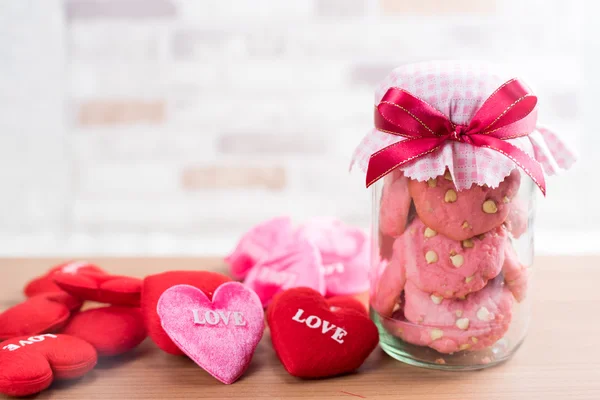 Aardbei cookies in glas bus, cap met geruite stof — Stockfoto