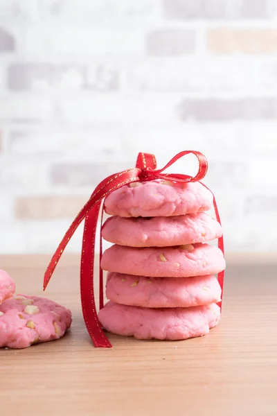 Aardbei cookies gebonden met een lint — Stockfoto