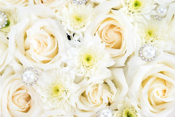 Белые розы, жемчуг и бриллиант — стоковое фото