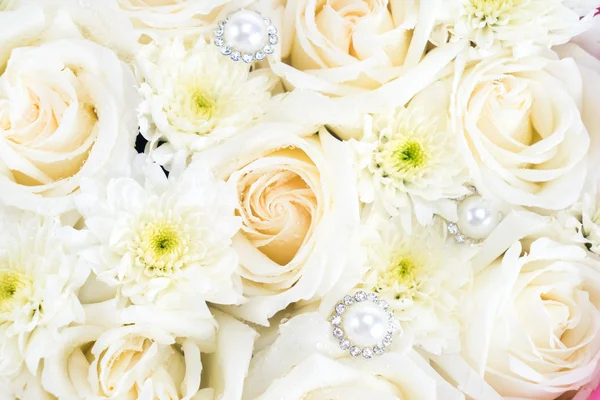 White roses and pearl and diamond — Stock Photo, Image