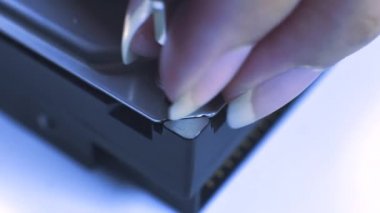 Teknisyen kapatmak için bir tornavida kullanarak bir harddisk tamiri, sürücü geri tekrar, serin sıcaklık bir parçası monte