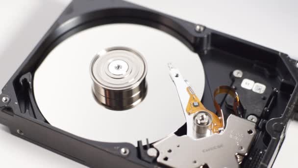 Spinning Disk Drive mit Stiftkopf-Lesegerät zum Lesen oder Schreiben von Daten — Stockvideo