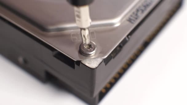 Technician are repairing a harddisk by using a screwdriver to uncover a part of drive — Stock Video