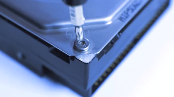 Technician are repairing a harddisk by using a screwdriver to uncover a part of drive, cool temperature — Stock Video