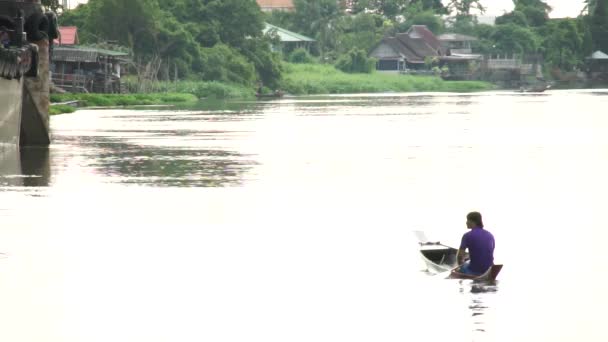 NAKORNPATHOM, TAILÂNDIA - ABR 2, 2015: Pescador idade em torno de 30-40 anos em barco estão navegando no rio tailandês — Vídeo de Stock