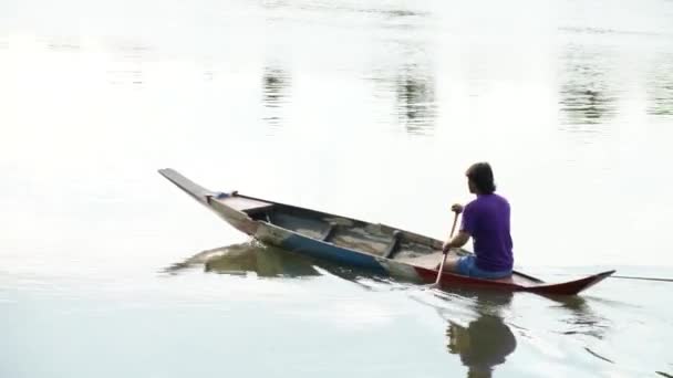 Nakornpathom, Thaiföld - április 2., 2015: Halász kor körül 30-40-es a hajó vitorlázik a thai river — Stock videók