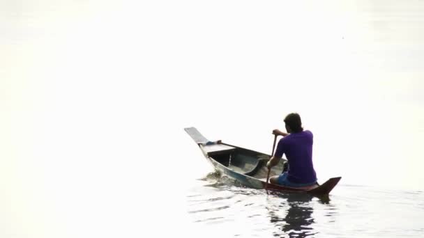 NAKORNPATHOM, THAÏLANDE - 2 avril 2015 : Des pêcheurs âgés de 30 à 40 ans naviguent sur la rivière Thaï — Video