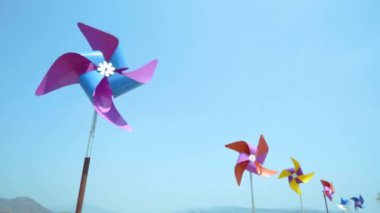 Renkli rüzgar türbini Rüzgar esen döndürme