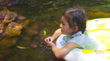 Nakhon Nayok, Tayland - 4 Nisan 2015: Çocuklar şelale Nakhon nayok, Tayland oynarken zevk