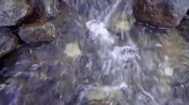 Şelale suyu sığ su alan, üstten görünüm, metin için yer sırasında bir kaya akan
