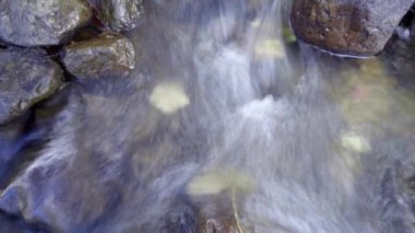 Şelale suyu sığ su alan, üstten görünüm, metin için yer sırasında bir kaya akan