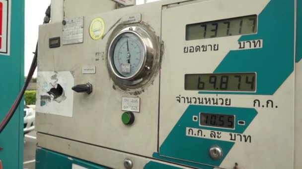 SARABURI, TAILANDIA - 10 DE ABRIL DE 2015: Diversos disparos de automóviles surtidores de combustible, el tipo de combustible llamado "GNC" un vehículo de combustible alternativo — Vídeos de Stock