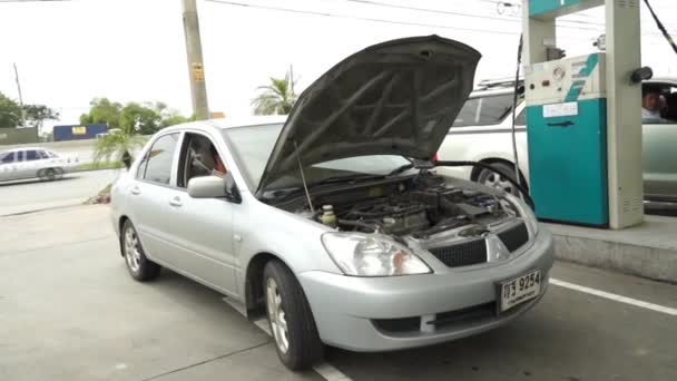 SARABURI, TAILANDIA - 10 DE ABRIL DE 2015: Diversos disparos de automóviles surtidores de combustible, el tipo de combustible llamado "GNC" un vehículo de combustible alternativo — Vídeos de Stock