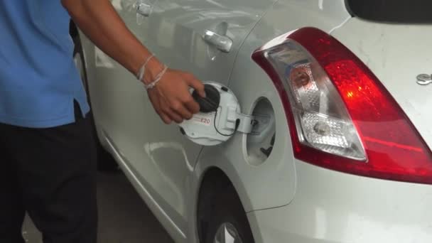 SARABURI, THAILAND - APRIL 10 2015 : Thai staff of fuel stations serve fueling cars, the fuel type call "CNG" an alternative fuel vehicle — Stock Video