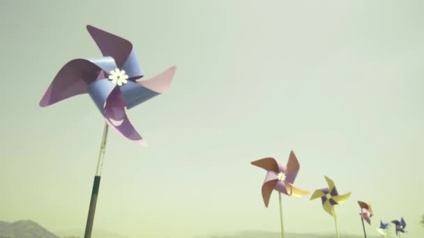 Farbenfrohe Windkraftanlage, die sich durch Wind dreht, Farbsortierung im Vintage-Look — Stockvideo