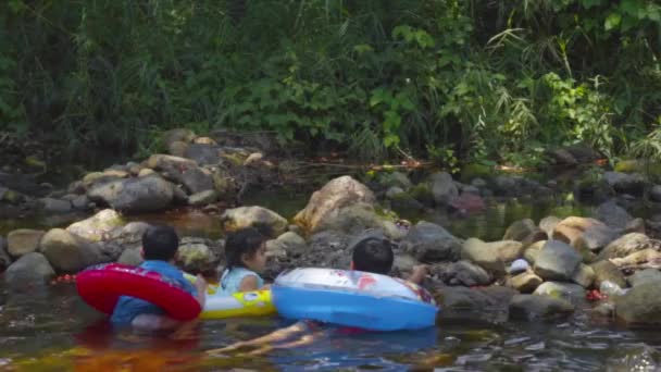 Nakhon Nayok, Thaiföld - április 4 2015: Gyerekek élvezik játszani vízesés Nakhon nayok, Thaiföld — Stock videók