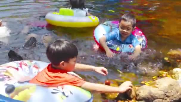 NAKHON NAYOK, THAÏLANDE - 4 AVRIL 2015 : Les enfants aiment jouer à la cascade à Nakhon nayok, Thaïlande — Video