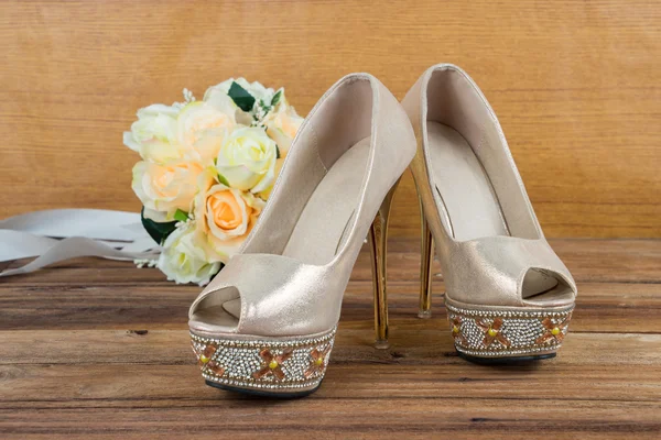 Bouquet da sposa con scarpe da sposa su sfondo legno — Foto Stock