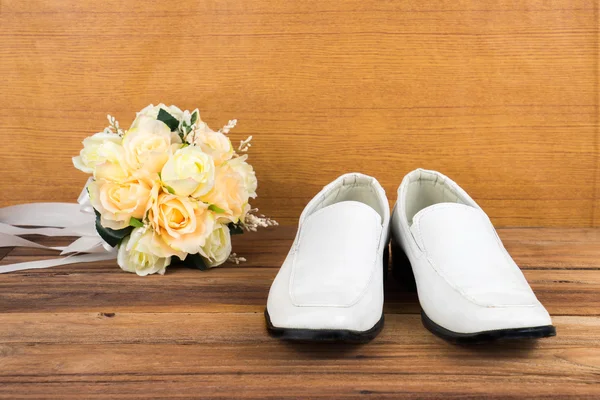 Wedding bouquet with groom's shoes on wood background — Stockfoto