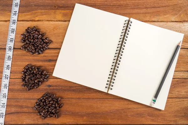 Clipboard de madeira anexar papel de planejamento com lápis ao lado de café — Fotografia de Stock