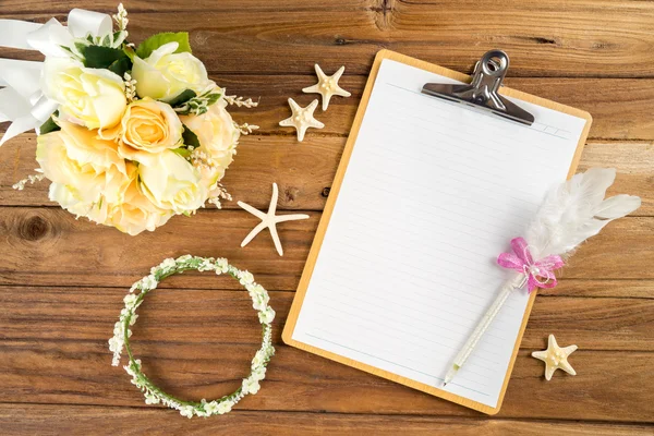 Planning paper with pen, rose headband, tiara, bouquet, starfish — Stock Photo, Image