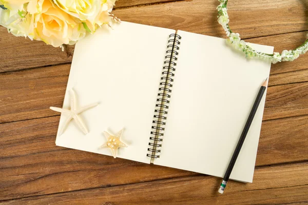 Papier de planification avec stylo, bandeau rose, tiare, bouquet, étoile de mer — Photo