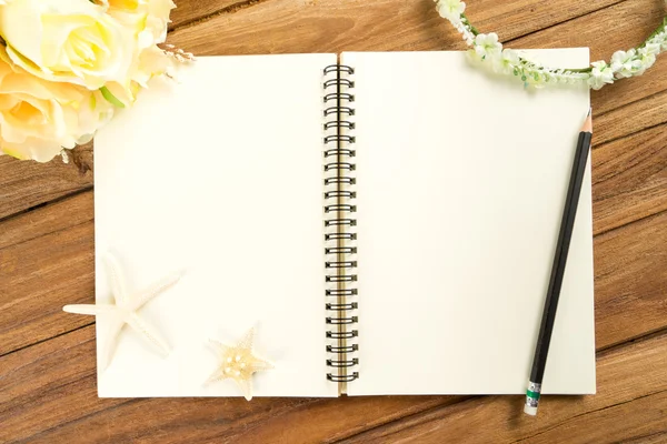 Planning paper with pen, rose headband, tiara, bouquet, starfish — Stock Photo, Image
