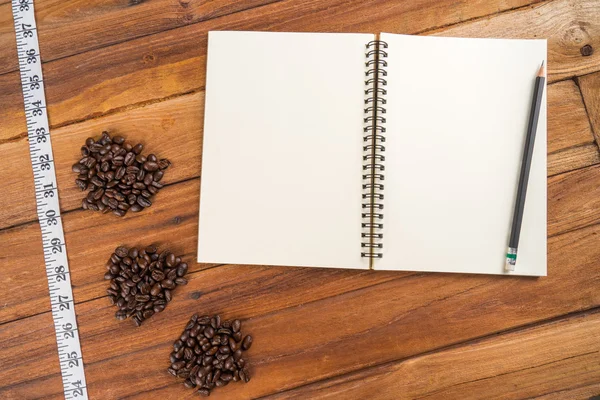 木制的剪贴板附规划纸用铅笔在咖啡旁边 图库图片